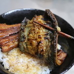 御うな小松屋 - うなぎ祭りで購入した蒲焼でをのせた鰻丼