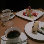 Koubefuugetsudoukafe - 季節のデザートプレート、ともに珈琲セットです