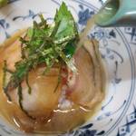 中華そば よしかわ - おダシをかけて。