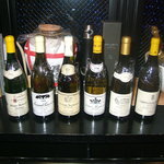 トゥ・ラ・ジョア - ワインリストはありませんが、「今日は白を飲みたい」と言うと、「どれでもお好きなのをどうぞ」と、こんな感じです（拡大してご覧下さい）