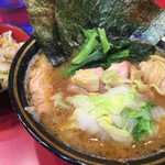 家系総本山 ラーメン 吉村家 - チャーシュー麺 中盛り+野菜畑+白菜