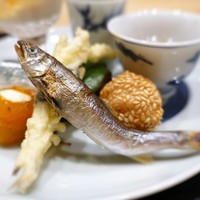 すず木 - カラスミのごま団子
                愛知県、稚鮎の塩焼き
                　白魚揚げ