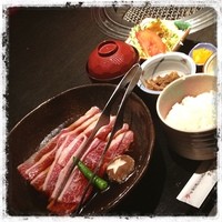 松永牧場 銀座本店 - 松永の焼きしゃぶランチ♪
                この場所でこのお肉がこの値段とは！リピしそう☆