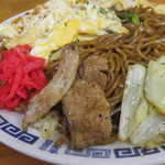 焼きそば　しおや - 具材は豚肉とキャベツ、紅生姜