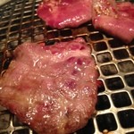 炭火焼肉 米沢亭 - 羽根店オリジナルコース2名様分。お肉五種類と野菜、キムチにご飯とスープ。ちょっと高級感を感じる焼肉店。
店内は混んでいたが排煙設備があり清潔感あり。