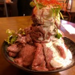 りょぞぶふ - 頂上の半熟卵がのった大盛りローストビーフ丼！