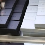 Mori Yoshida - サロン・デュ・ショコラの売り場（コフレ・ノワールとコフレ・アルジャン）