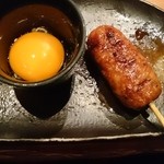 八兆屋 金沢片町店 - 卵に付けると印象ががらっと変わるつくね串(※メニューの正式名記憶忘れ)