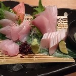 八兆屋 金沢片町店 - 見た目美しいピンク色の切り身  「金目鯛の造り」「天然鰤の造り」