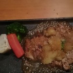 八兆屋 金沢片町店 - 地元名産の豚肉のステーキ(※メニューの正式名記憶忘れ)    写真では見えませんがかなり湯気立ってます。