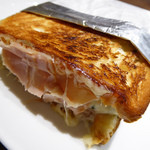 トースト・デッラ・カーザ（プラガハム、ゴーダチーズ、ツナ、トマト、タルタルソース）