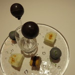 レフェルヴェソンス - ミニャルディーズホワイトチョコレートのエアロ、紫芋とラムレーズンのビスク、黒胡麻とライムのマカロン、チョコレートのチュッパチャプス