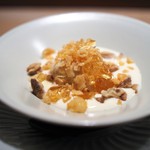 虎白 - 焦がし砂糖アイス　ラムソース　湯葉