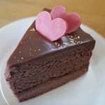 アハサ食堂 - ドリンク付きデザートセット(600円)のザッハトルテ風チョコケーキ