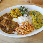 アハサ食堂 - 今週のスリランカプレート。チキンカレー、からし菜とレンズ豆のカレー、長ネギのピリ辛炒め(リークステルダーラ)、ゴトゥコラと水菜のサンボル、ココナッツと唐辛子のふりかけ(ポルサンボル)、ジャスミンライス