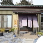 百日紅 - 外観は普通の民家ですが、店内はお洒落な創りです。