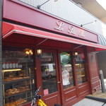 ル・プチメック 今出川店 - 赤メックさんと呼ばれる店舗は真っ赤で目立ちます。