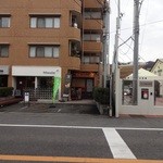 Pandokoro Chidori - 真ん中がお店、和食処に見えません？