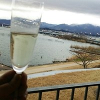 セトレ マリーナびわ湖 - ラウンジでスパークリングワインのサービス