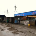 土佐角弘海産 - 右がちりめん工場、左奥がちりめん丼を食べるところ