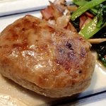 阿部牛肉加工 - 白老ハンバーグ；パッケージの指南通り焼いて軽く焼き色を付けました @2016/02/14