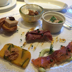 アクア パッツァ 広尾 - フォアグラのテリーヌシュー(左)が絶品。