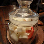 東京チャイニーズ 一凛 - 机にセットされているピクルス(無料)これがうまいの～