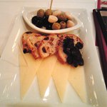 アマポーラ - チーズ・オリーブの盛り合わせ