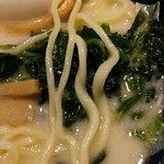 Yokohamaiekeiramensengenya - 右太麺、左細麺♪