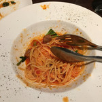 炭火焼き＆ワイン Vintun - 自家製ベーコンとほうれん草のトマトソースのパスタ。ほうれん草の甘みがトマトソースに負けていません。