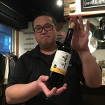 炭火焼き＆ワイン Vintun - マスターとワインボトル