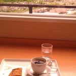笠ヶ岳 - H27/7ゴンドラ焼きとコーヒーのセットと、前には川の風景