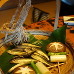 しづか楼 - 網をどけるとまだぴちぴち動いているモロコが。思ったより大きい