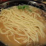 豚骨ラーメン 銀水 - 低加水でエッジの効いた角断面のストレート細麺