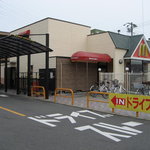 マクドナルド - 外観とドライブスルー