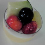 レアチーズケーキ・・・フルーツがこんなに付いてて３３０円でした。