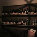 Tasogare - お店の壁にはお客様が飲まれたワインのボトルがたくさん並んでました。
                        