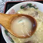 中国東北料理 迎春園 - ラーメンのスープは白濁してます。鶏ガラ、豚骨スープかな〜(*^_^*)
