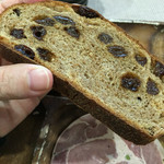 ベッカライ ビオブロート - ロジィーネンブロート 半分 334円 をスライス