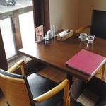 スローベリィ - 座ったテーブル席（紫色がメニューです）