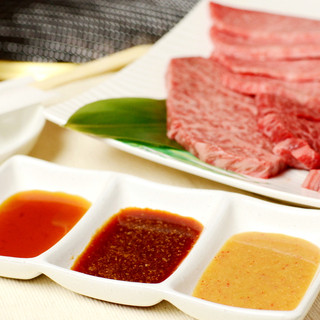 みかく屋自慢の3種のタレがお肉と相性◎