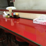 ベトコンラーメン まいど - ザ★中華屋  赤く輝くカウンター