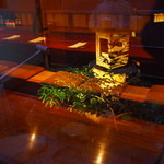 にしぶち飯店 - ガラスの向こうには中庭が