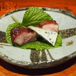 にしぶち飯店 - もち豚のチャーシューにブルーチーズを合わせて