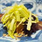 にしぶち飯店 - 金目鯛の火入れが絶妙。黄ニラも良いアクセントです。