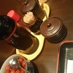 居酒屋 なか山 - 卓上の小梅と調味料