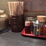 すみれ - カウンターの上はこんな感じ。充実の調味料、孤高の割り箸。偉大なやかん。