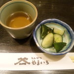 とんかつ やまいち - お新香とお茶