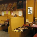 Yakiniku Ran - 下町昭和レトロの味わいを大切にしている店内です。