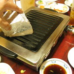 Yakiniku Ran - お肉を焼く前に牛脂を鉄板に！！